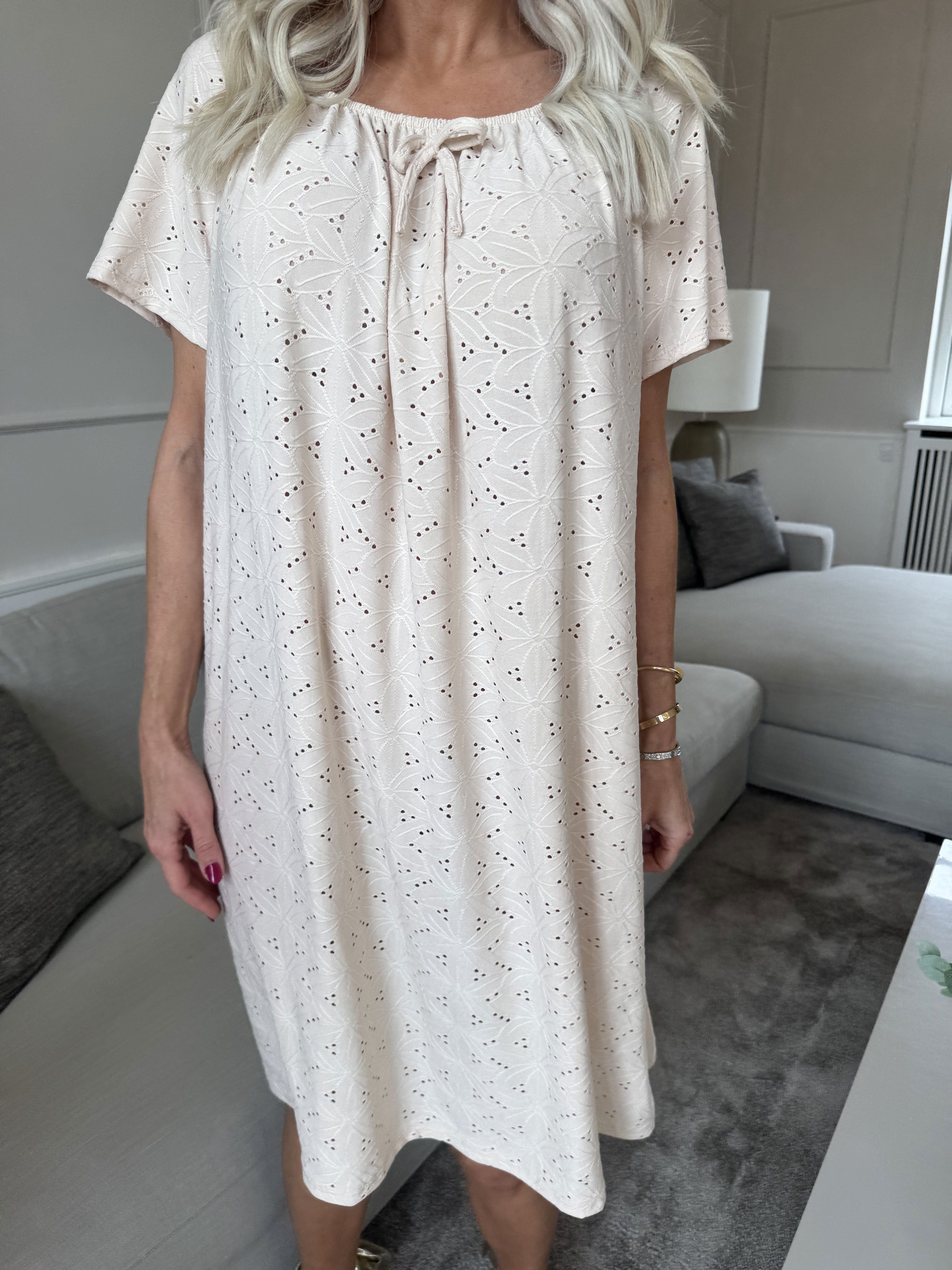 Aliz - Sød blød kjole med broderie anglaise